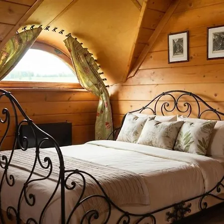 Golden Forest - & Fireplace